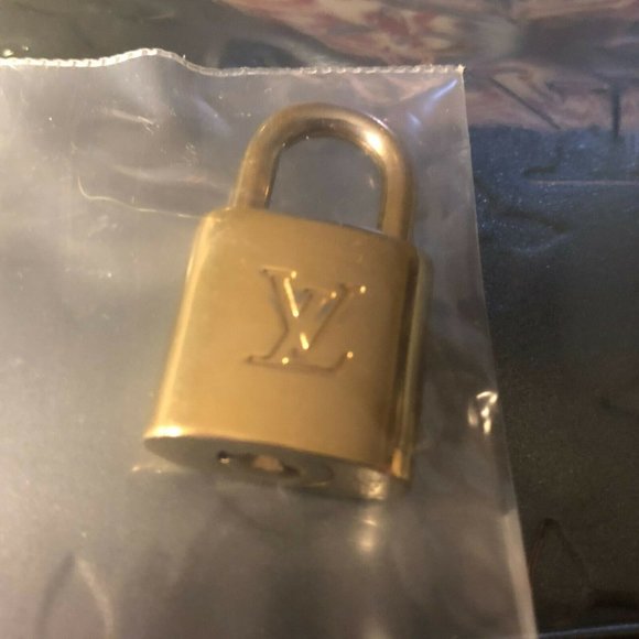 Louis Vuitton Vernis Alma MM Gris Silver Grey Handbag Rare Color Limited Edition - Picture 10 of 12